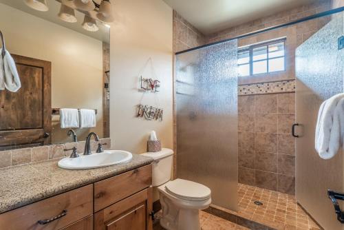 ein Bad mit einem WC, einem Waschbecken und einer Dusche in der Unterkunft Rainbow Point Sabo Cabin in West Yellowstone