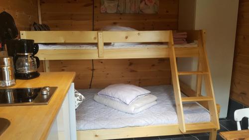 Etagenbett mit Kissen in einem Zimmer in der Unterkunft Sollyckan in Knivsta