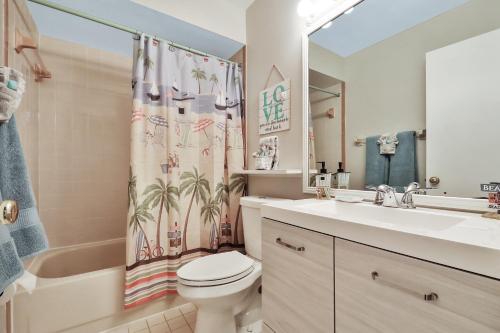 ein Badezimmer mit Waschbecken, WC und Duschvorhang in der Unterkunft SEA STAR in Cape Canaveral