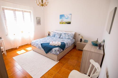 una piccola camera con letto e tavolo di Casa Is Pascais - Explore South West Sardinia a Giba