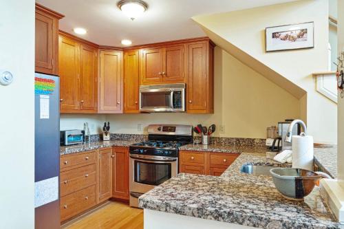 Dapur atau dapur kecil di Castle Hill Condo