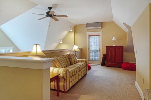 Ruang duduk di Castle Hill Condo
