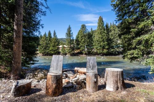 Gallatin River Getaway – Photos 3