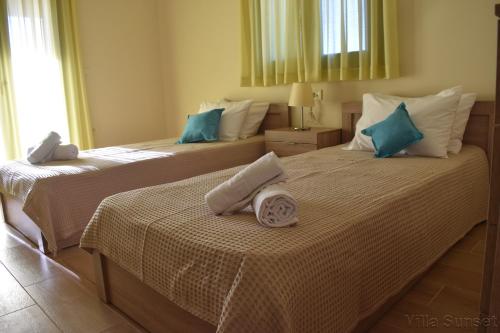 凱里翁的住宿－Villa Tramonto Keri，卧室内的两张床和毛巾