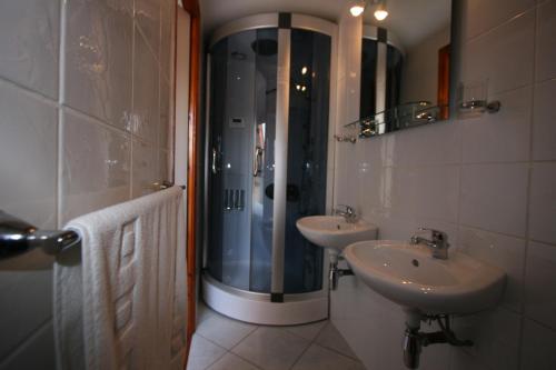 Vonios kambarys apgyvendinimo įstaigoje Au Petit Bled