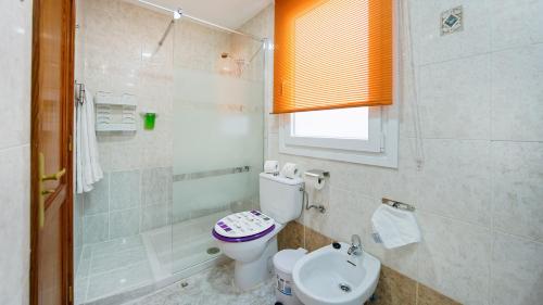 a bathroom with a toilet and a sink at NARANJA in Arinaga