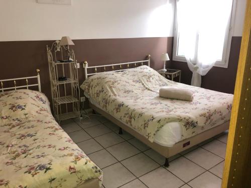 Ένα ή περισσότερα κρεβάτια σε δωμάτιο στο Le Provençal