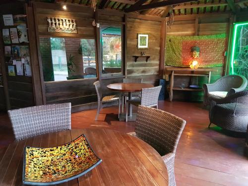 a dining room with a table and chairs in a room at Pousada Alfa e Ômega in Alto Paraíso de Goiás