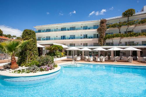 un hotel con piscina frente a un edificio en Grupotel Nilo & Spa en Paguera