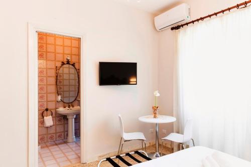 Biały pokój ze stołem i umywalką w obiekcie Roma Talenti Fucini B&B w Rzymie