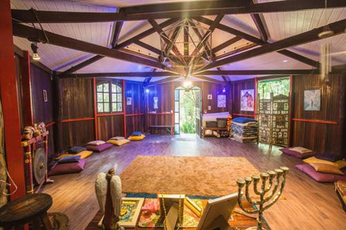 a large room with purple walls and a room with pillows at Pousada Alfa e Ômega in Alto Paraíso de Goiás