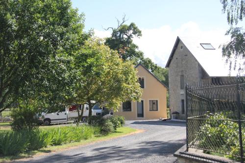 a house with a gate and a driveway at LOGIS DU GRAND PIN in Saint-Martin-des-Entrées