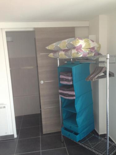 Cette chambre comprend un lit et une étagère avec des serviettes. dans l'établissement Gîte Polema, à Marseille