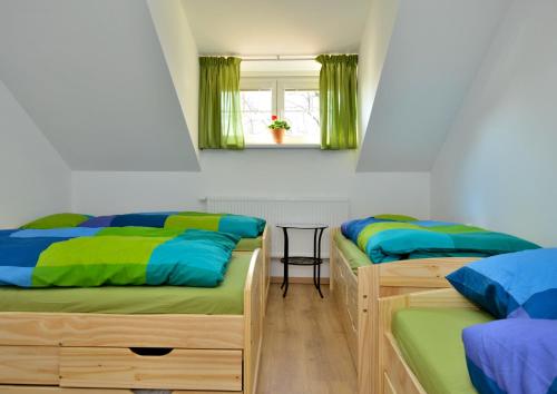 Postel nebo postele na pokoji v ubytování Vinný sklep u Műhlbergerů