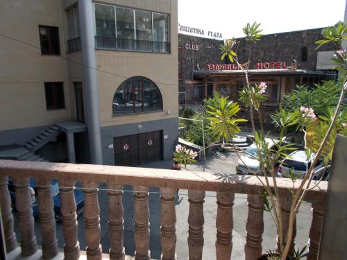 una vista dal balcone di un edificio di Manand Hotel a Yerevan