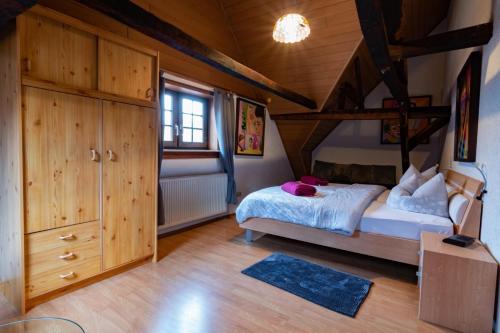 a bedroom with a bed and a wooden ceiling at Ferienwohnung Flämisches Weinhaus in Wintrich