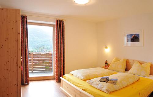 A bed or beds in a room at Appartements Schusterbauer