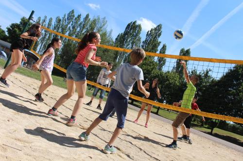 a group of people playing volley ball on a volleyball court at VVF Bourgogne Auxois Morvan in Semur-en-Auxois