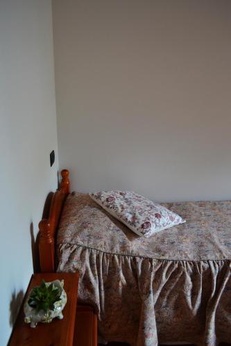a bedroom with a bed with a pillow and a table at Agriturismo Le oche selvatiche in Lauzacco