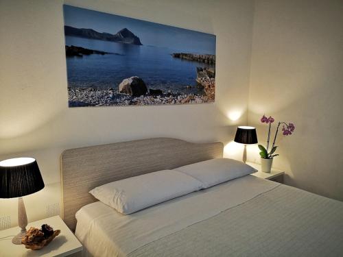 カステッルッツォにあるAl Civico 365のベッドルーム1室(ベッド1台付)が備わります。壁には絵画が飾られています。