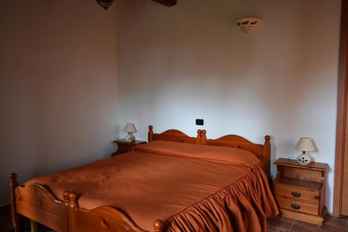 a bedroom with a bed and two night stands at Agriturismo Le oche selvatiche in Lauzacco