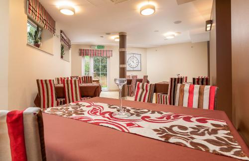 a dining room with a table and chairs at Willa Kłodzko-Zacisze - sauna, siłownia, komnata solna, parking in Kłodzko