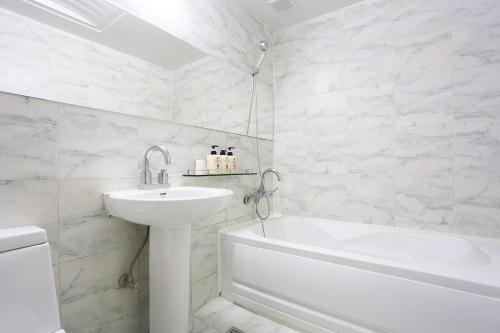 Koupelna v ubytování Q Hotel