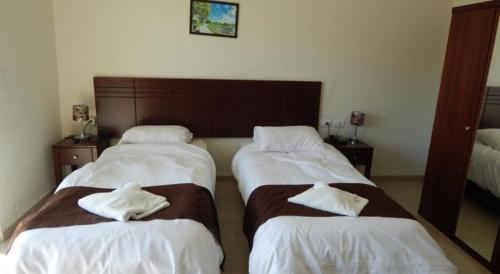 Säng eller sängar i ett rum på Holy Land Hotel