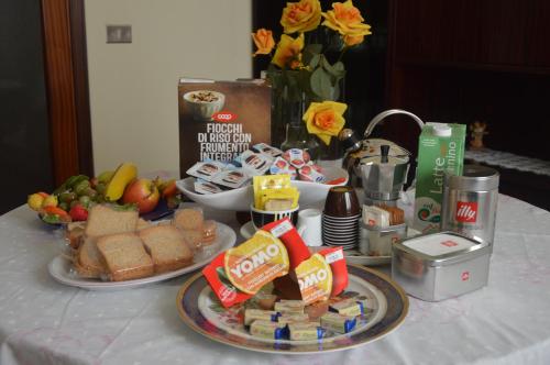 una mesa cubierta con platos de comida y fruta en Appartamento in paese, en SantʼElpidio a Mare