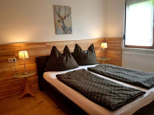 1 dormitorio con cama con almohadas y ventana en Appartementhaus Zraunig, en Flattach