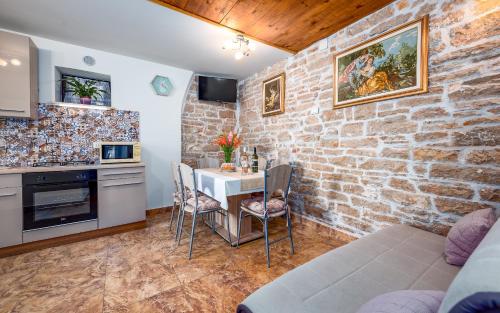 Η κουζίνα ή μικρή κουζίνα στο Apartman Sara