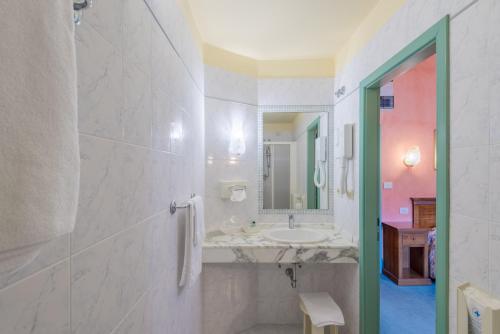 Koupelna v ubytování Hotel Minerva Palace