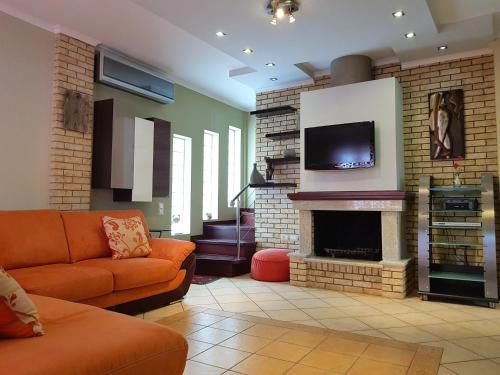uma sala de estar com um sofá e uma lareira em Villa Smeralda em Saranda