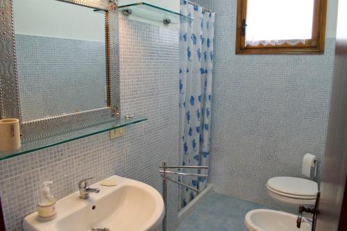 リド・ディ・イエゾロにあるVILLA CRISTINA N. 10のバスルーム(洗面台、トイレ付)