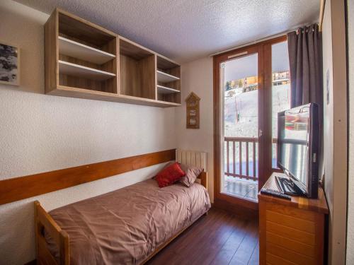 a small bedroom with a bed and a window at 34 Grande Ourse Vallandry - Les Arcs - Paradiski in Peisey-Nancroix