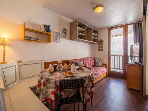 34 Grande Ourse Vallandry - Les Arcs - Paradiski في بيسي-نانكرويكس: غرفة معيشة مع طاولة وأريكة