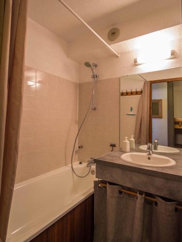 La salle de bains est pourvue d'un lavabo, d'une baignoire et d'une douche. dans l'établissement 34 Grande Ourse Vallandry - Les Arcs - Paradiski, à Peisey-Nancroix