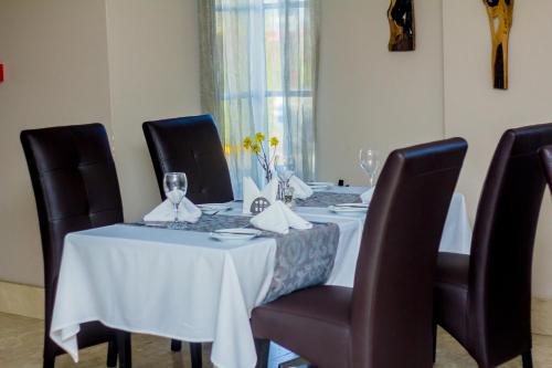 Un restaurante o sitio para comer en Afrin Prestige Hotel