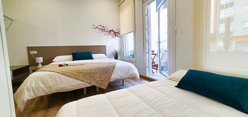 pokój hotelowy z dwoma łóżkami i oknem w obiekcie Apartamentos Antares 2 w mieście Milladoiro
