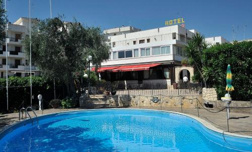 The swimming pool at or close to Hotel Apeneste