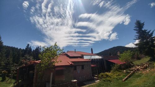 a cloud formation in the sky above a house at katafygio-oiti in Pávliani