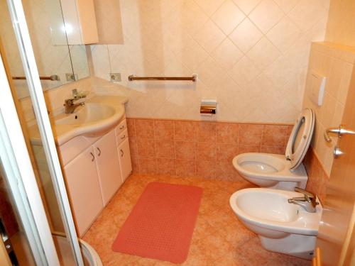 a bathroom with a toilet and a sink at La Pineta in Colfosco
