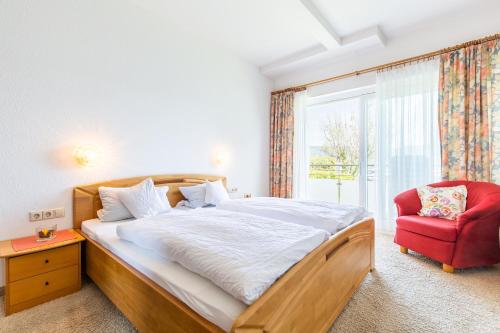 Ένα ή περισσότερα κρεβάτια σε δωμάτιο στο Hotel Pension Café Hasler