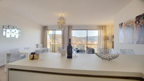 - une cuisine avec un comptoir et une bouteille de vin dans l'établissement CANNES SERGENT GAZAN, à Cannes