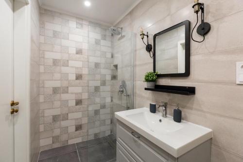 A bathroom at Royal Ferenciek Apartment