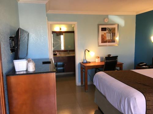 Кровать или кровати в номере Days Inn by Wyndham Florida City