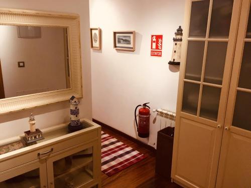 Casa Miñor في لواركا: حمام مع مرآة كبيرة ومغسلة