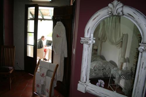 - un homme dans une chambre avec un miroir et un lit dans l'établissement Logis Rozies Dunes 2 p, à Dunes