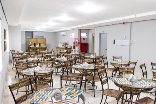 d'une salle à manger avec des tables et des chaises. dans l'établissement Hotel Central, à Lins