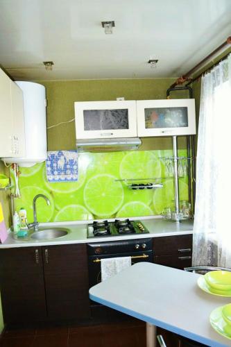 Il comprend une cuisine équipée d'un évier et d'une cuisinière. dans l'établissement Апартаменты в стиле Loft, à Nizhnedneprovsk
